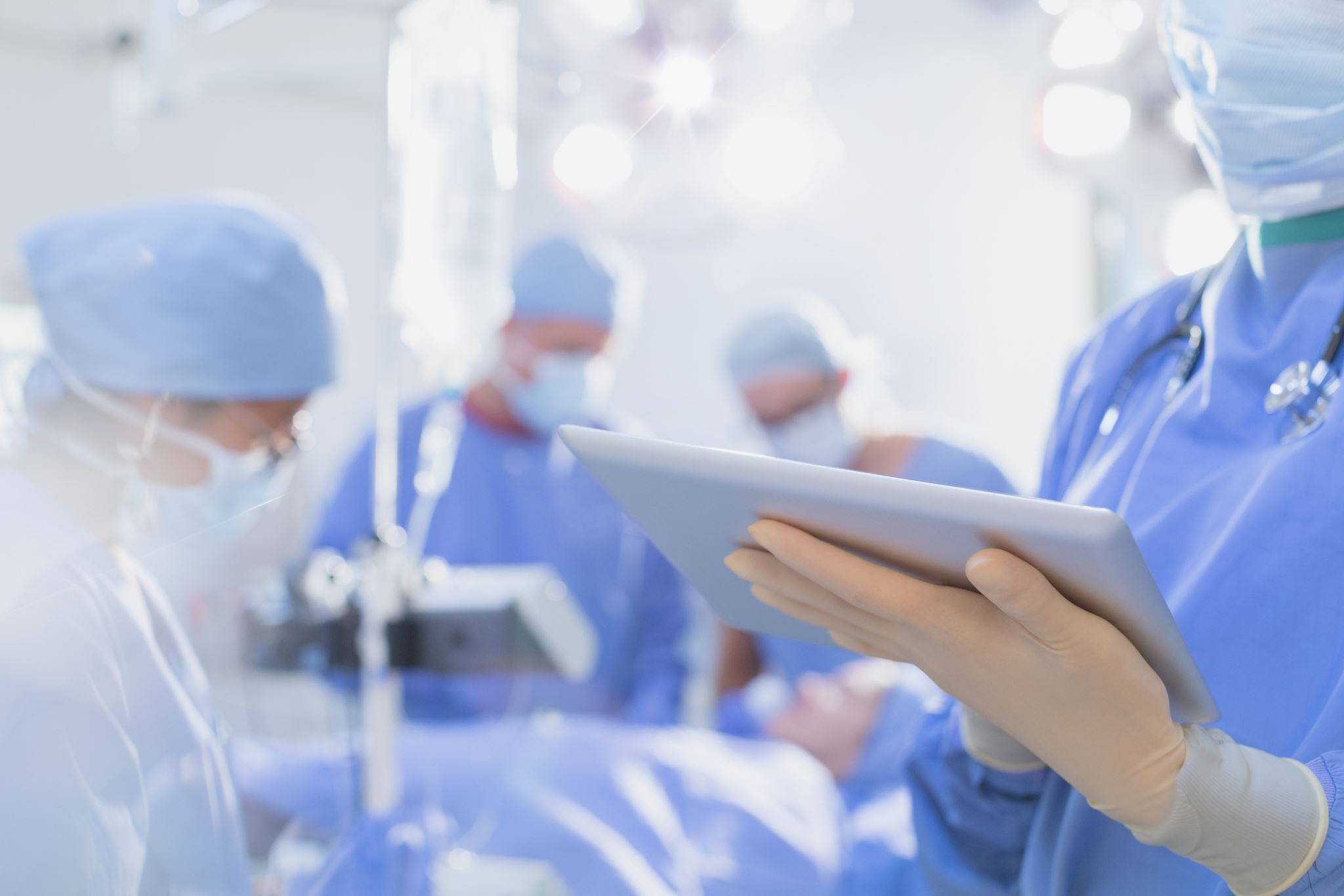 Chirurg,-der-einen-digitalen-Tablet-im-Operationssaal-benutzt