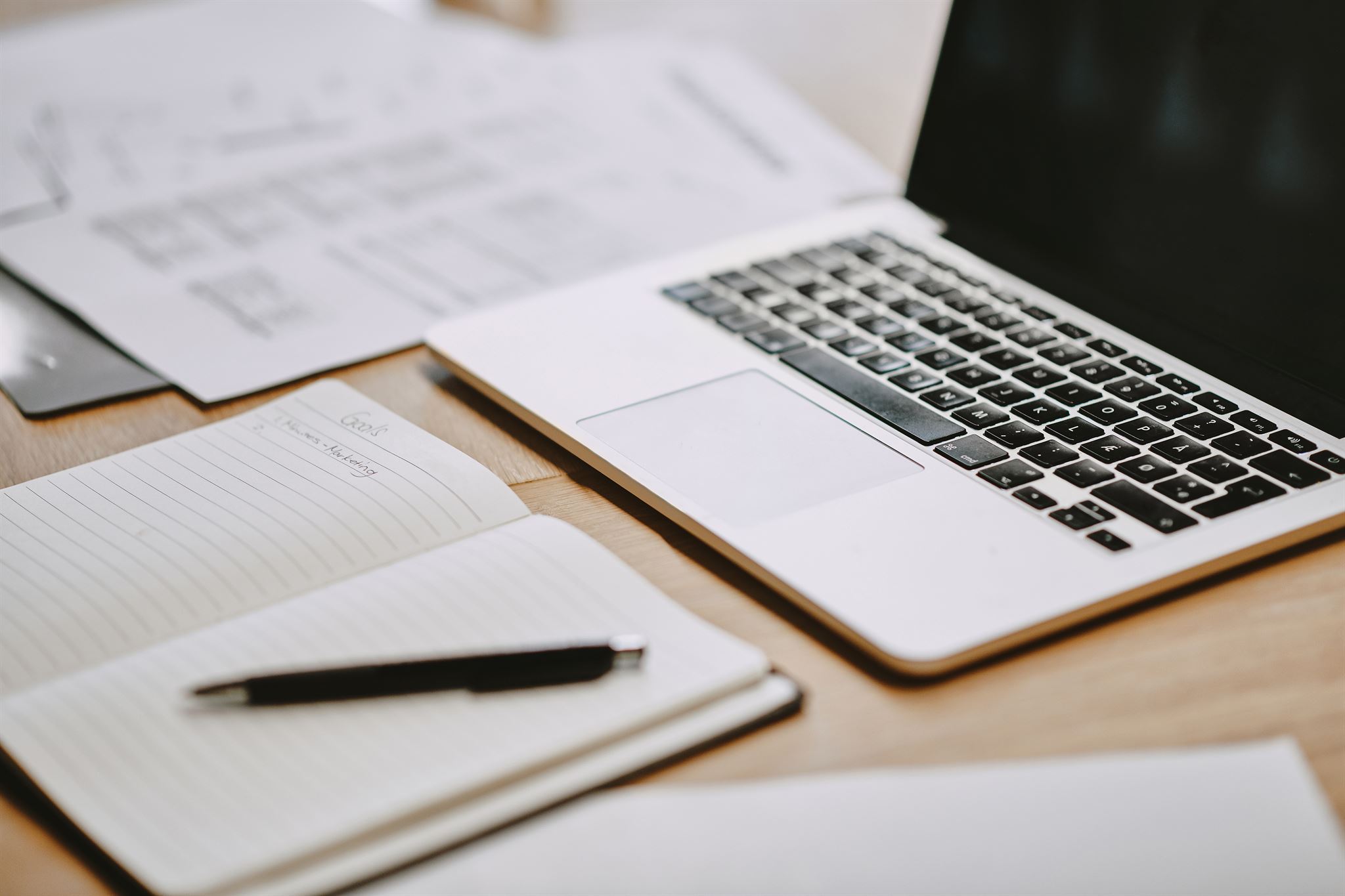 Notizbuch-und-Laptop-auf-dem-Tisch