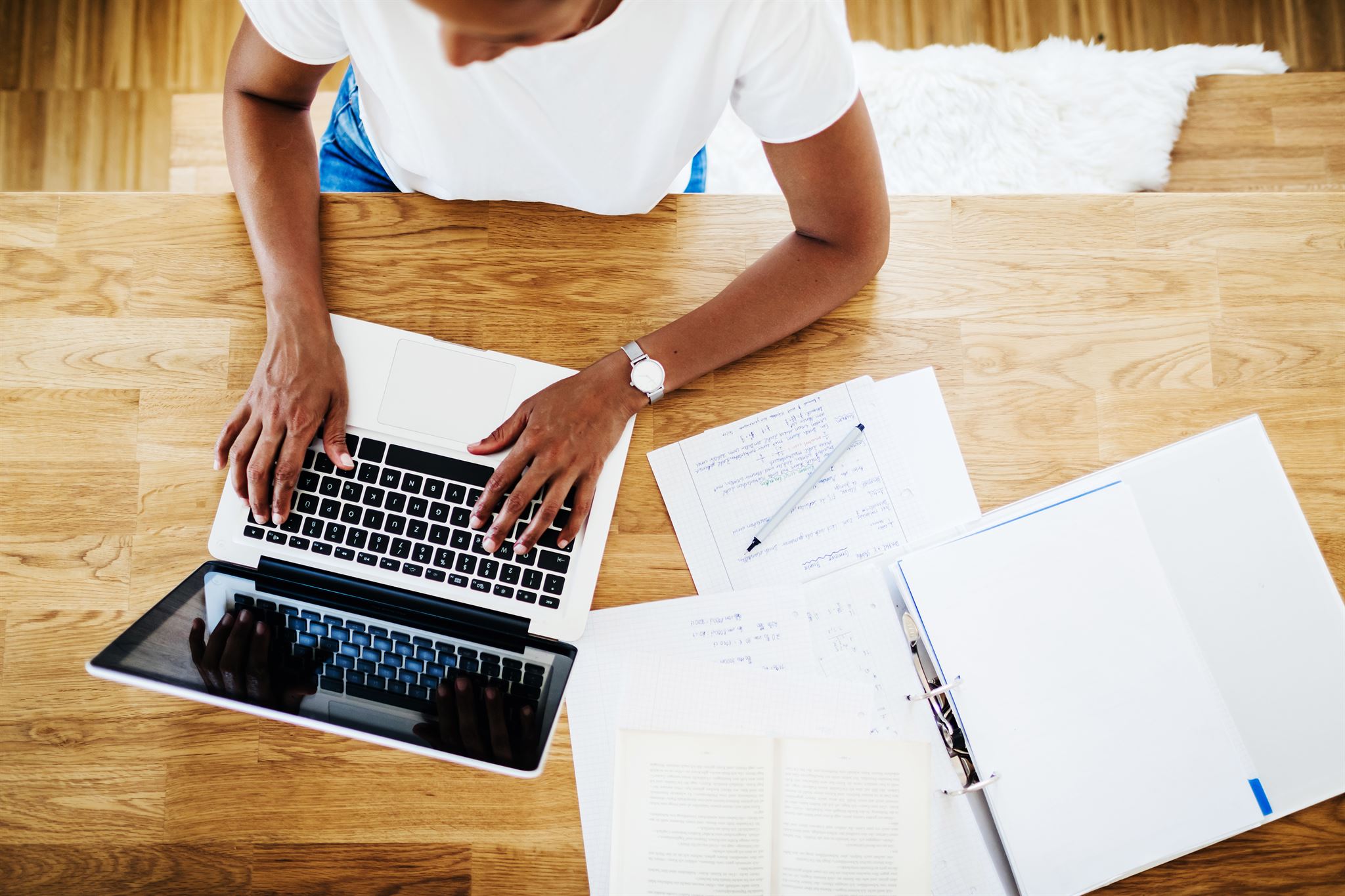 Person,-die-mit-Laptop-und-Ordner-arbeitet