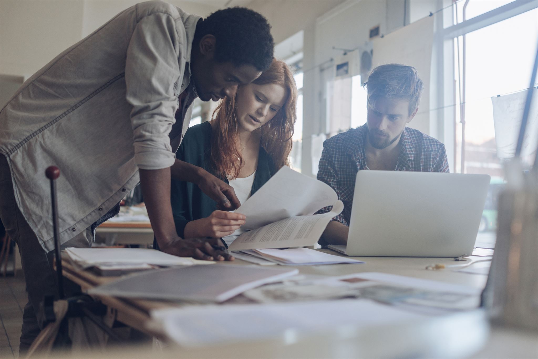 Personen,-die-zusammen-arbeiten